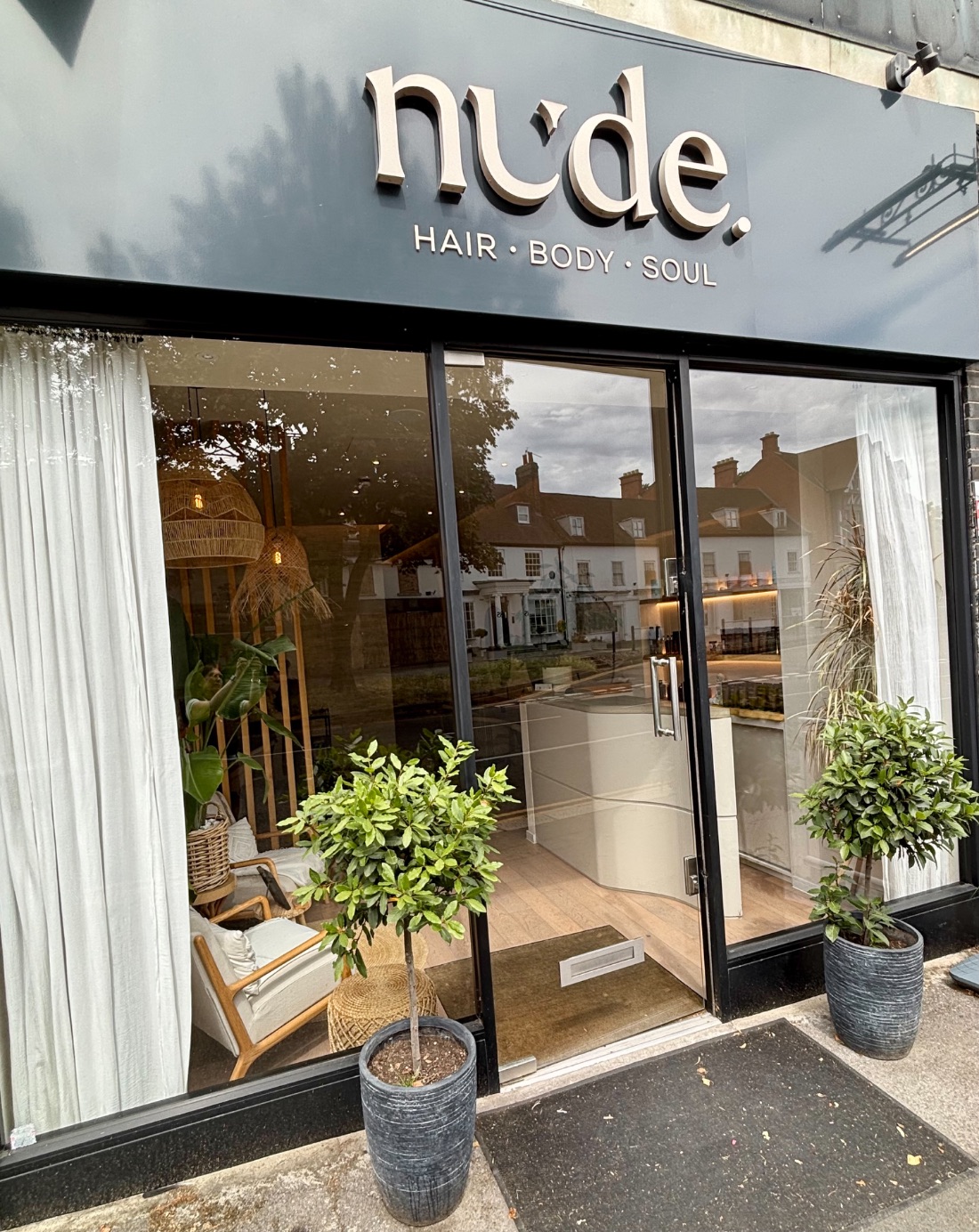 nude hair, Esher