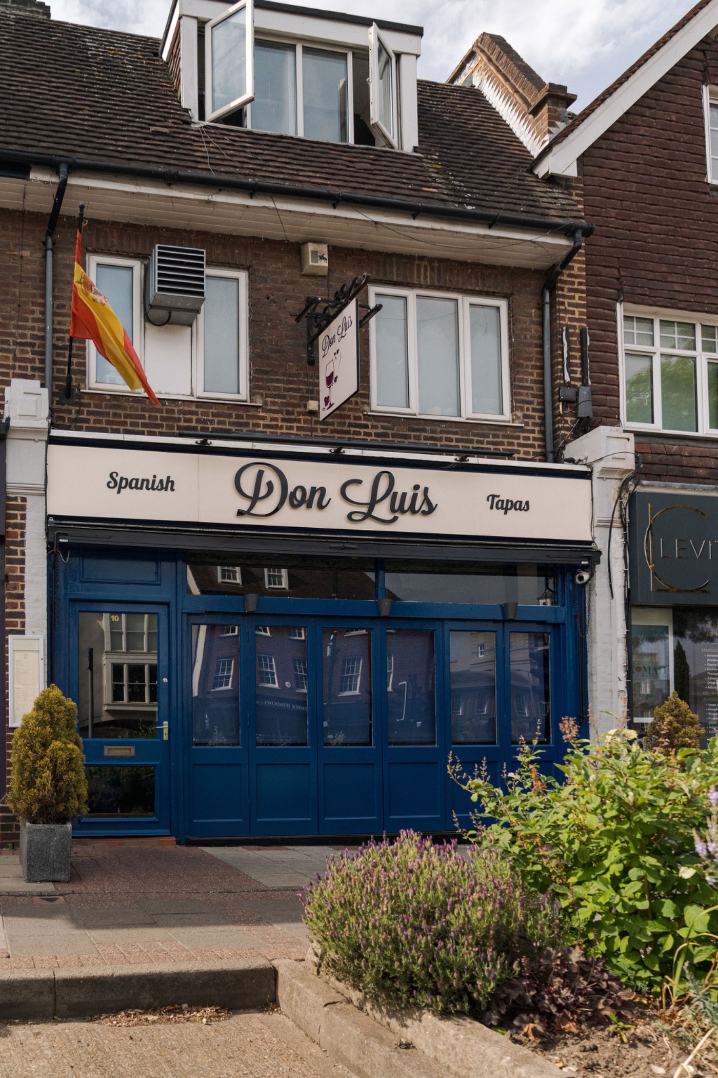 Don Luis, Esher